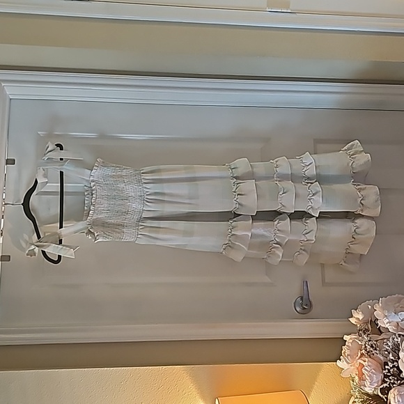 Beautiful ruffle dress with bows size Large - Picture 9 of 9